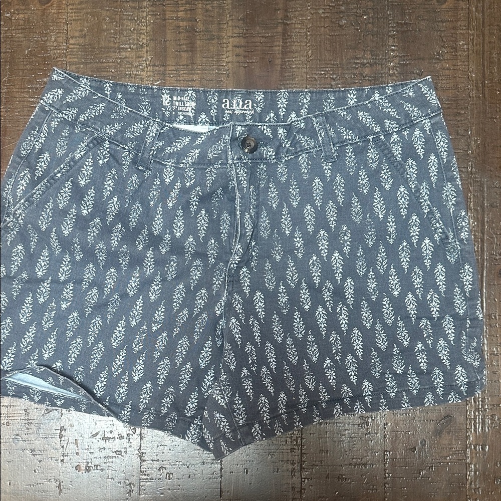 Anna Gray & White Printed Women’s Shorts
